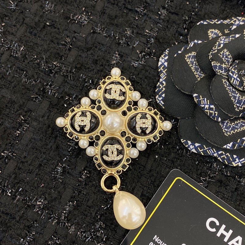 18K  Chanel Pearl Pendant Gold Brooch