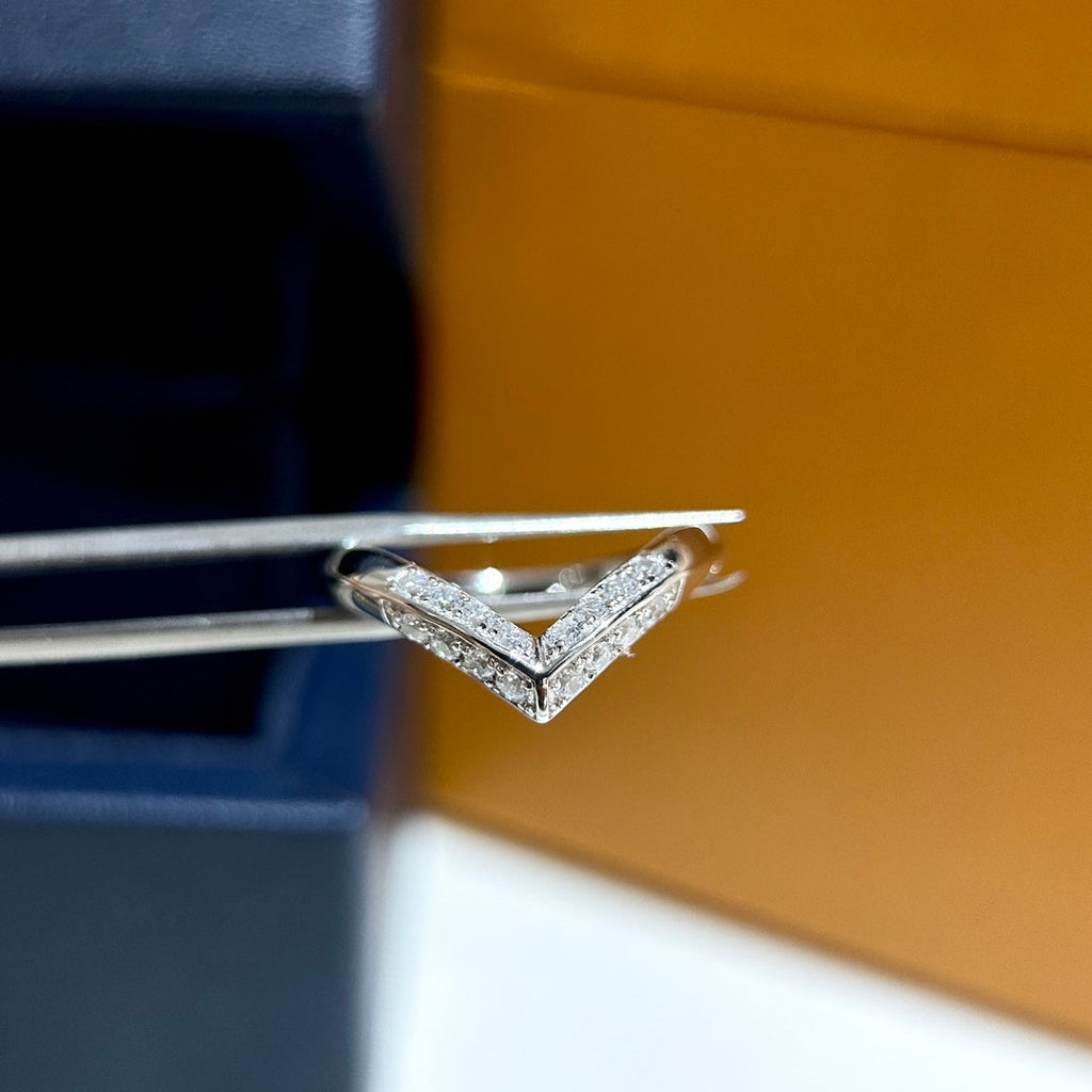 18K Louis Vuitton V Diamonds Ring